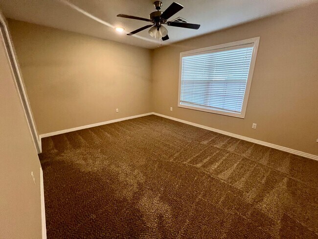 Building Photo - Beautiful 3B/2B Townhome in Chaffee Crossi...