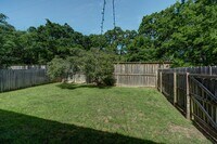 Building Photo - Beautiful Duplex with 5 Bed, 4 Bath Right ...