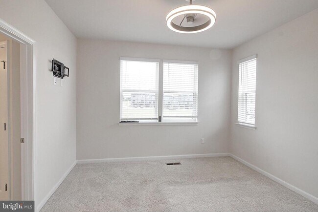 Building Photo - 470 Tiller St