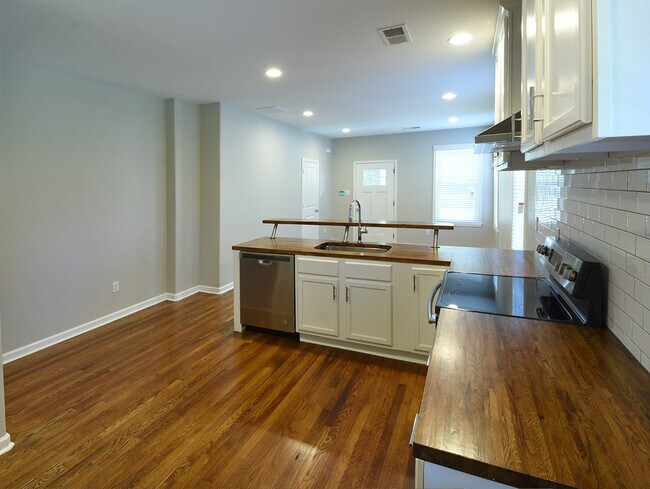 Building Photo - 1 Bedroom, 1 Bathroom Duplex Near Stone Wall and N Avalon