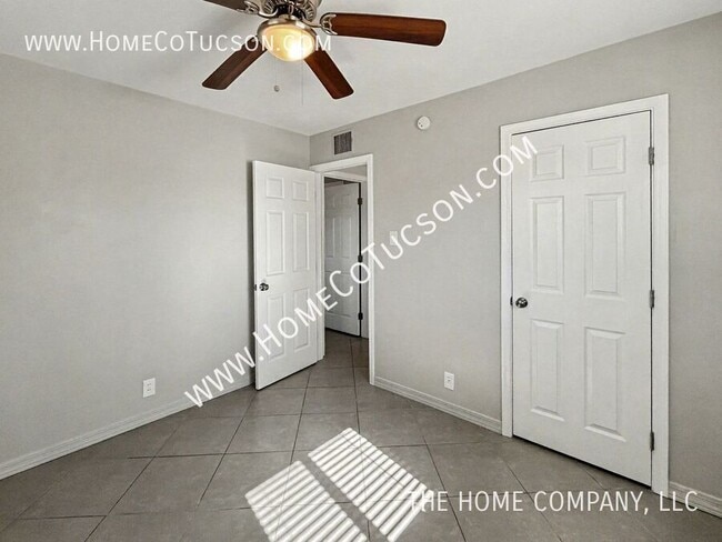 Building Photo - 2404 E Cameron Vista