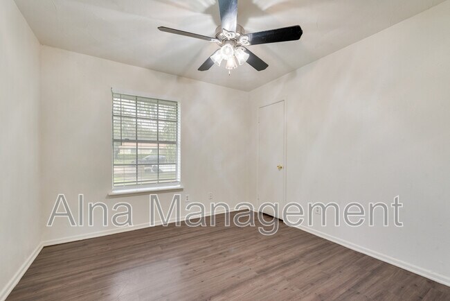 Building Photo - 2529 Belhaven Dr