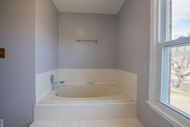 Building Photo - Beautiful 5 BR/3 BA Single-Family Home wit...