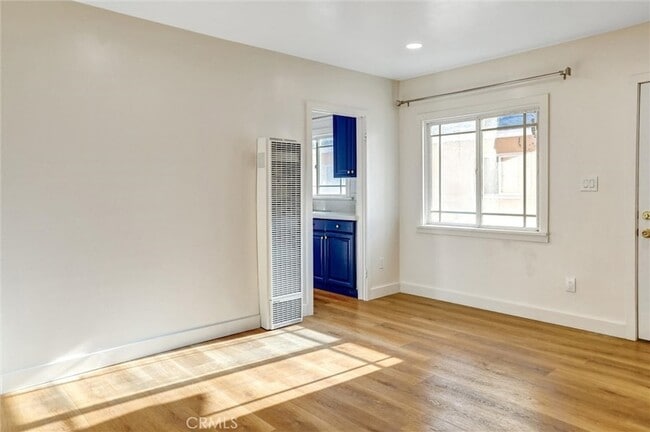 Building Photo - 950 E 48th St