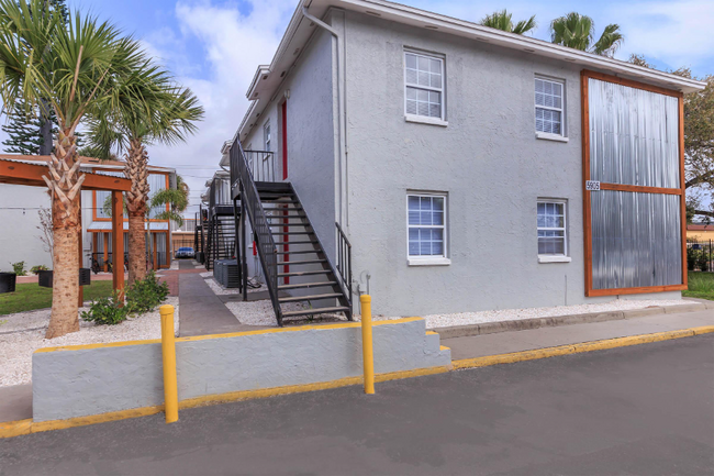 Building Photo - 5901 S Dale Mabry Hwy