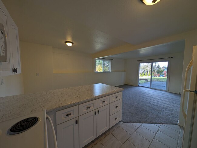 Building Photo - Ianev