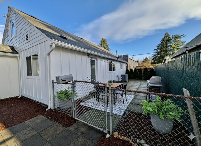 Building Photo - Modern Luxury Meets Small Town Charm in Your New Gladstone Home! Water,Sewer, PGE & NW Natural in...