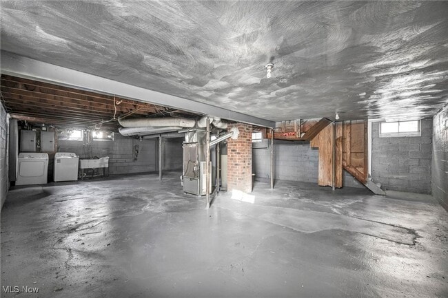 Building Photo - 420 E 222nd St