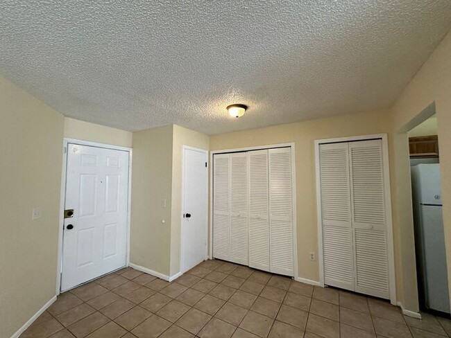 Building Photo - 3 bed 2 bath tri plex near UCF