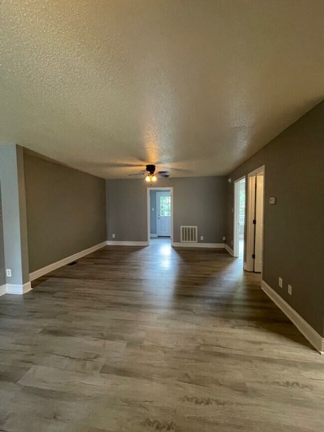 Building Photo - City of Maryville 1 bedroom with garage Call Ed Johnson 865-924-5045 or Debra Johnson 865-591-8281