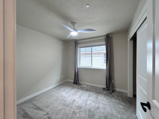 Building Photo - Incredibly Large 4 Bed 2.5 Bath Charmer!