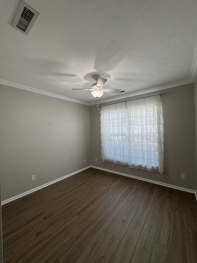 Building Photo - 920 Hanson Dr