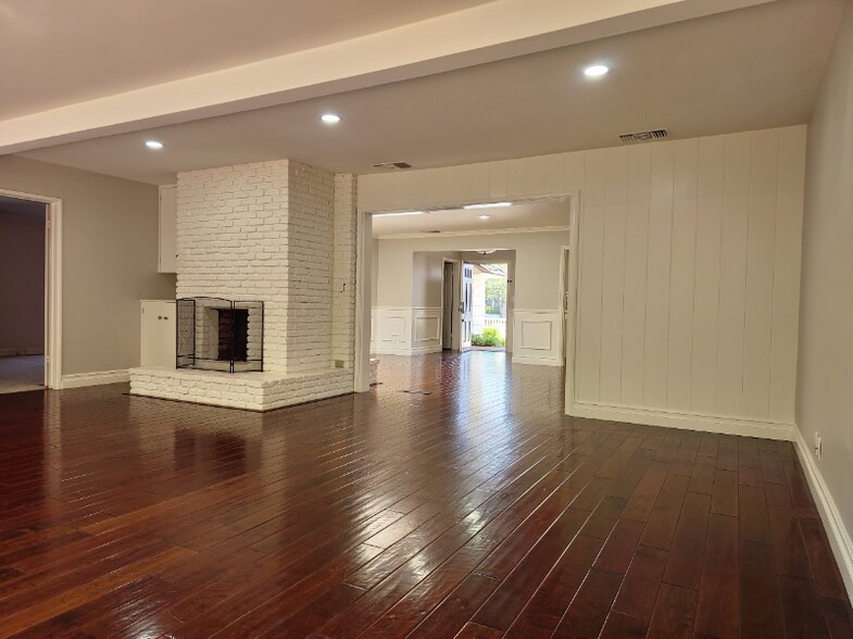Building Photo - 1219 Essex Ln
