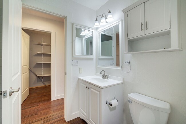 Building Photo - 2bd/1ba Kirkland Condo