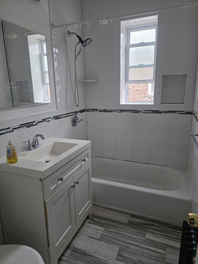 Building Photo - 355