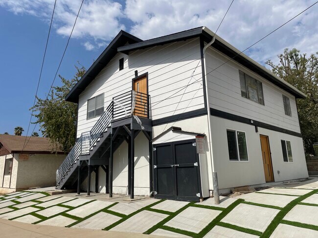 Building Photo - 1385 N Marengo Ave