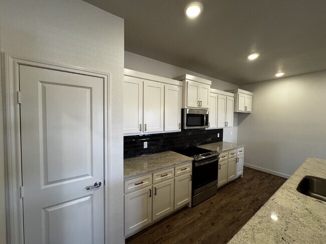 Building Photo - Luxury Townhome in Abbey Glen Community!
