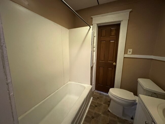 Building Photo - 118 State St N