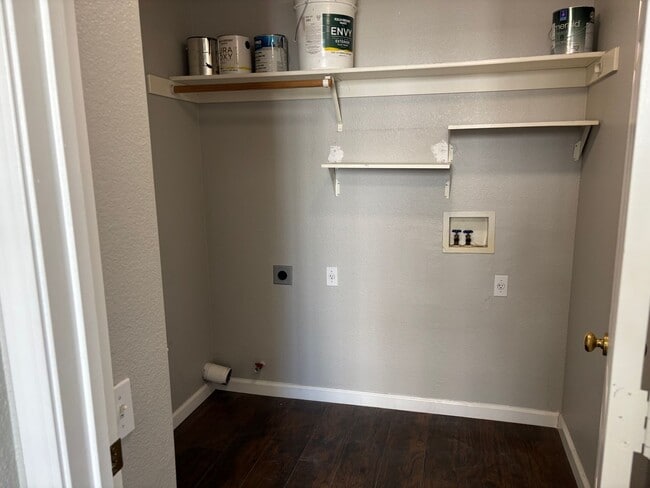 Building Photo - Terrific Brentwood Neighborhood steps from...