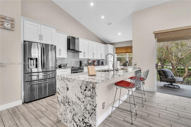 Building Photo - 8520 Vía Romana