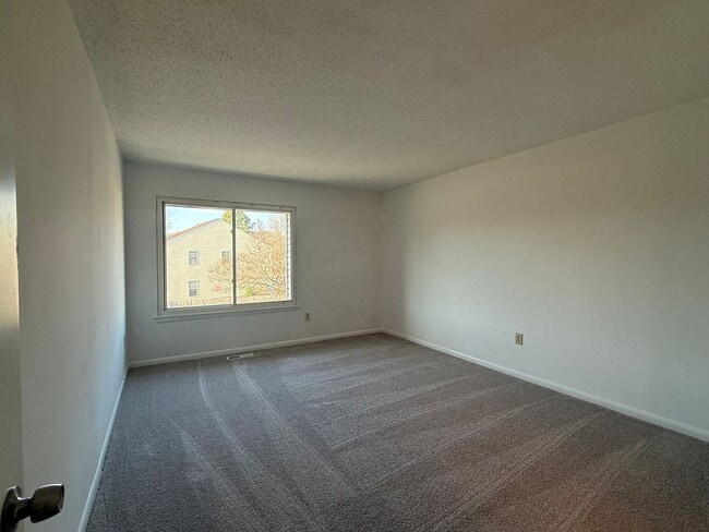 Building Photo - Townhouse For Rent in Virginia Beach