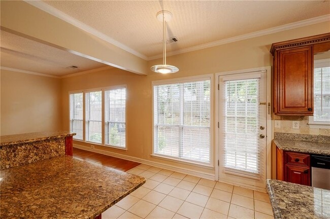 Building Photo - 1060 Lyndhurst Way