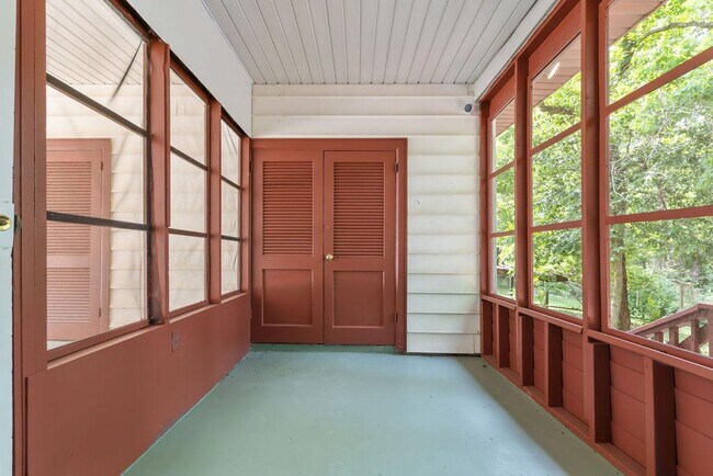 Building Photo - 4936 Springhill Dr