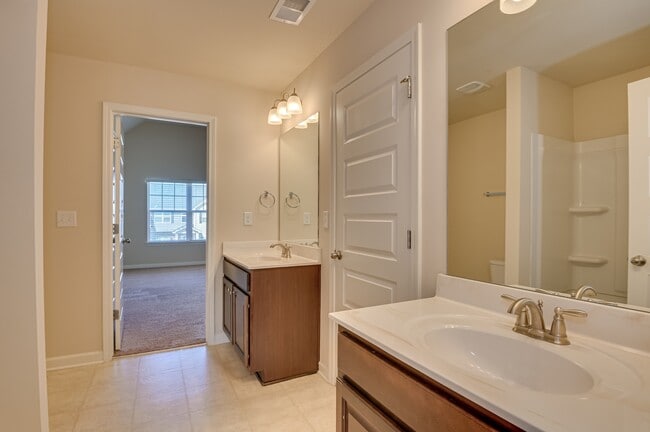 Building Photo - 5014 Vine Ln