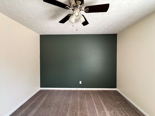 Building Photo - Beautiful 3 Bed 2 Bath Home with Fenced Backyard