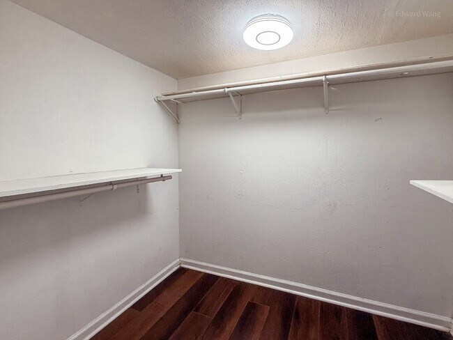 Building Photo - 530 Belwin Dr