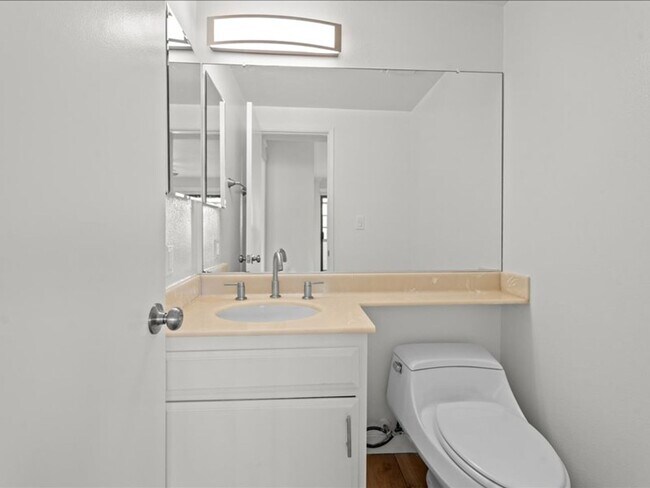 Building Photo - Spacious 3Beds+2.5Baths Townhouse With A B...