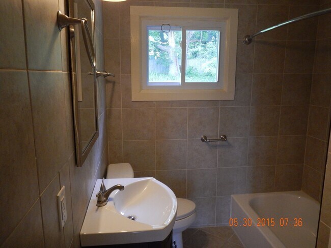 Building Photo - Newly Renovated Spacious Flat With Hardwoo...