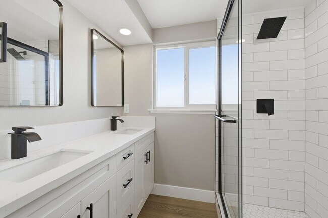 Building Photo - Donner