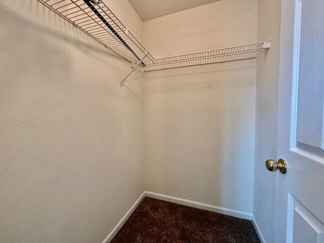 Building Photo - Must See This Beautiful 4 Bedroom 3 Bathro...