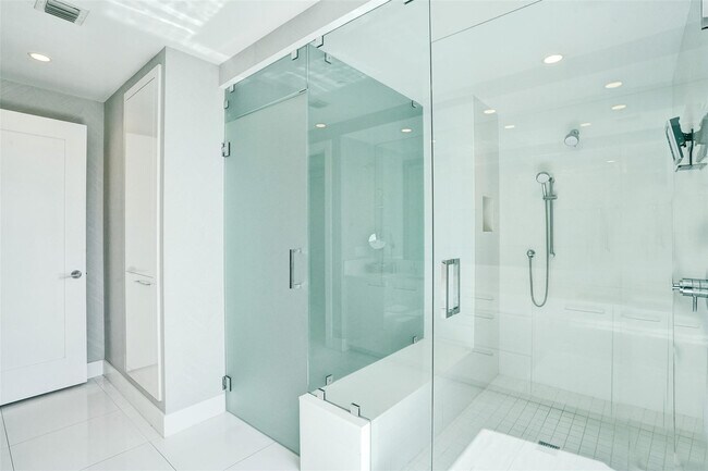 Building Photo - 100 E Las Olas Blvd