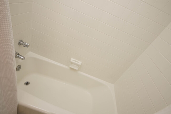 Building Photo - 596 L'Ombre Ct NE