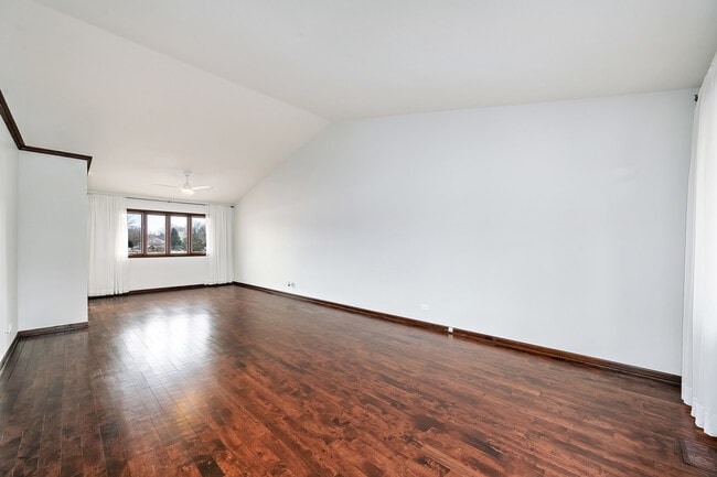 Building Photo - 887 Braintree Ln