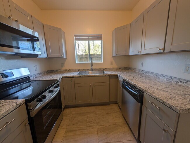 Building Photo - Renovated Townhouse with desert views.