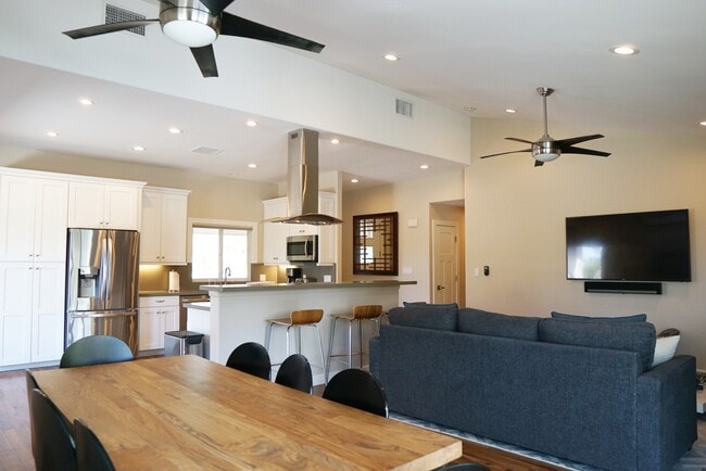 Building Photo - 45945 Verba Santa Dr