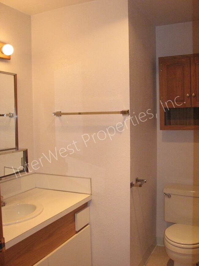 Building Photo - 3 Bed 2 Bath Beaverton Home with big backyard, storage shed, A/C and fireplace!!