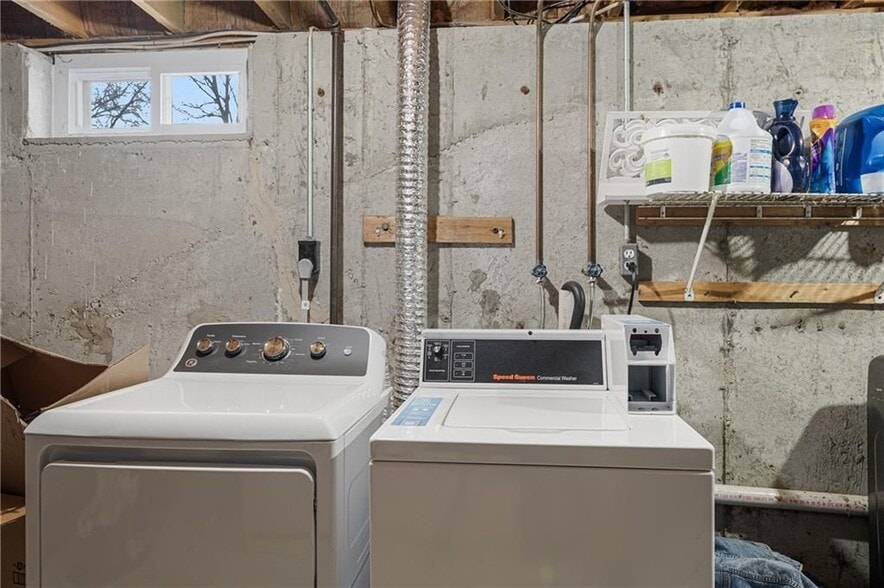 Building Photo - 190 Gladstone St