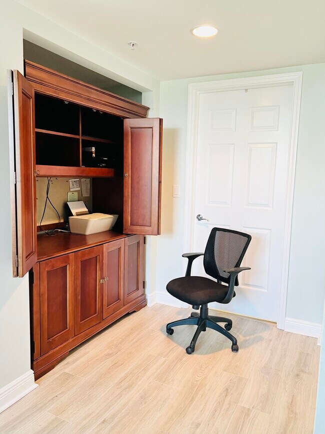 Building Photo - 610 Clematis St