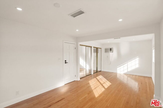 Building Photo - 15005 Killion St