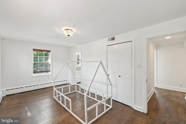 Building Photo - 5305 Saratoga Ave