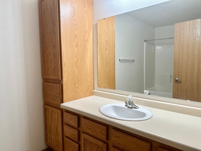 Building Photo - 2 Bedroom 2 bathroom - South Fargo