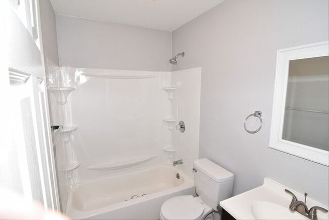 Building Photo - Recently remodeled 3 bed 2 bath home, New ...
