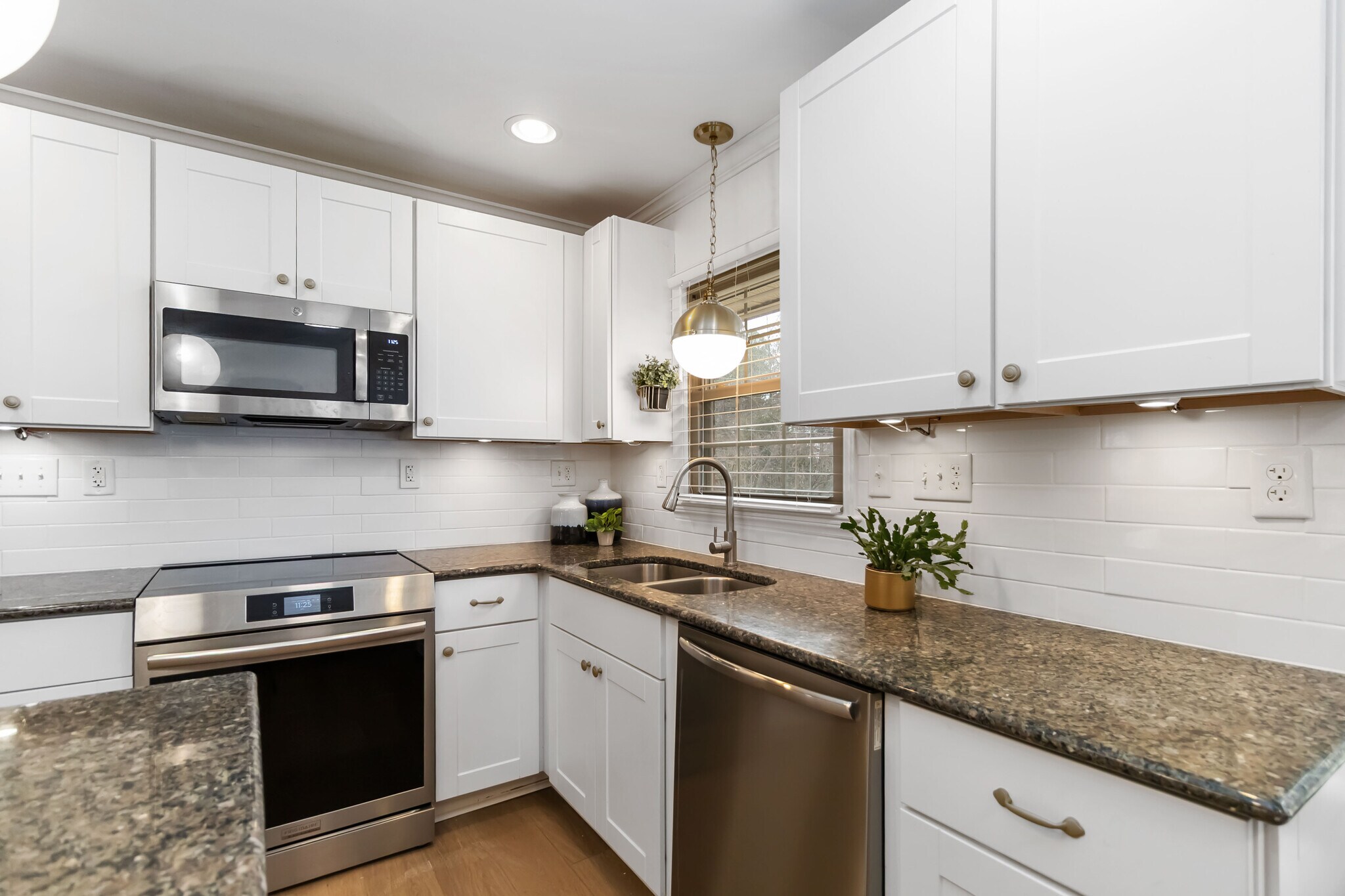 Building Photo - 405 Hillcrest Dr