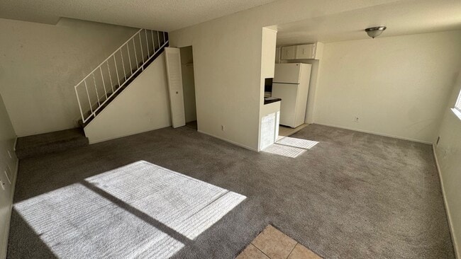 Building Photo - 2 bed, 1 Bath, 900 sqft with washer/dryer hookups and 1 car garage