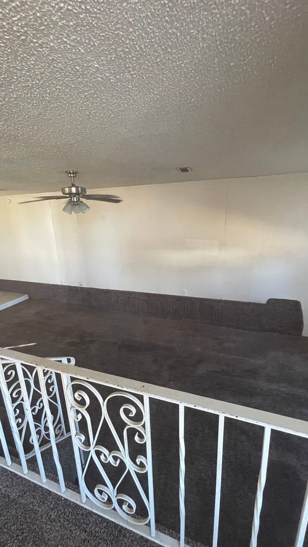 Building Photo - Large 3 bedroom w/ 2 living areas