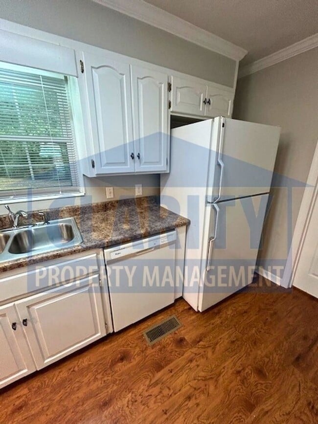 Building Photo - Centrally located, three bedroom home!